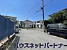 外観：前面道路の日当たりの良い明るいお家。