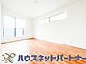 子供部屋：明るい窓のあるお部屋は子供部屋にぴったり。可愛い家具で素敵なお部屋に。