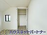 収納：壁面クローゼットのメリットは、衣類が横一列に並ぶためひと目で洋服が選びやすいこと。衣類をたくさんお持ちの方も、限られたスペース内に無理なく収納することができます。