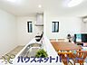 室内：明るく開放的なダイニング。家族とのコミュニケーションが取りやすく、みんなの笑顔が溢れます