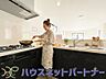 キッチン：明るい自然光が入る作業スペースを多くとったキッチン採用。夫婦揃ってキッチンに立っても調理がしやすく、家事をしながら会話も弾みます。食器類もすっきりと片付く収納力。