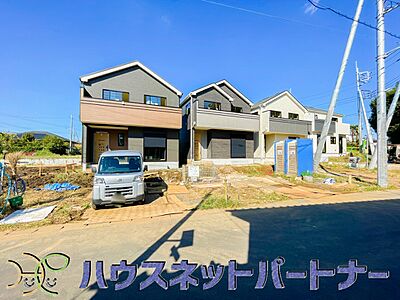 外観:堂々たる趣ながら、主張し過ぎずどこか余裕を感じさせるシャープなフォルムで佇む邸宅は、晴天の空と照らし合わせる事で、本来あるべき完成形の姿を見せてくれます。 外観:堂々たる趣ながら、主張し過ぎずどこか余裕を感じさせるシャープなフォルムで佇む邸宅は、晴天の空と照らし合わせる事で、本来あるべき完成形の姿を見せてくれます。