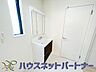 洗面：大きく見やすい三面鏡で清潔感ある洗面台は、身だしなみチェックや肌のお手入れに最適です。何かと物が増える場所だからこそ、スッキリと見映えの良い空間に拵えました。