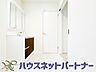 室内：毎日使う洗濯機。しっかりと奥行きのある置き場が確保されています。
