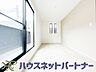 洋室：柔らかな日差しが入る洋室は落ち着いた雰囲気のお部屋です。ベッドを置いてゆったりと心も体も休まるお部屋へ。