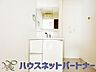 洗面：洗面室は窓の光が差し込み明るく清潔感があります。三面鏡は朝の支度が大助かり。