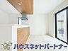 室内：お料理できたらカウンターから手渡しができます。家族で会話をしながらお料理を楽しく。