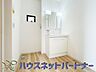 室内：毎日使う洗濯機。しっかりと奥行きのある置き場が確保されています。
