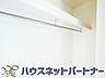 収納：壁面クローゼットのメリットは、衣類が横一列に並ぶためひと目で洋服が選びやすいこと。衣類をたくさんお持ちの方も、限られたスペース内に無理なく収納することができます。