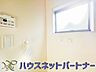 室内：毎日使う洗濯機。しっかりと奥行きのある置き場が確保されています。