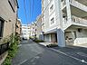 外観：前は広い道路なのでお子様の通学も安心ですね。