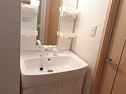 独立洗面台で朝の準備も快適です♪