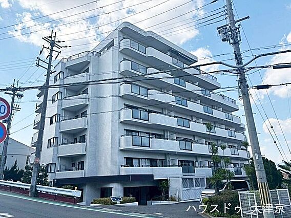 白基調の外観が...