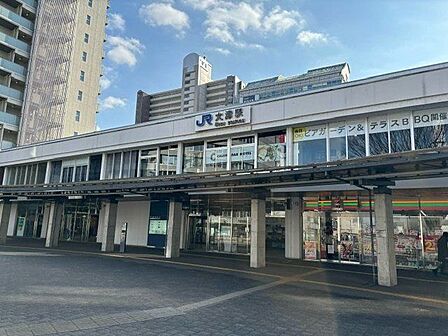 JR大津駅【JR大津駅】「京都」駅まで乗車約10分、「大阪」駅まで乗車約40分で到着します。通勤・通学・おでかけ時、気軽に立ち寄れるコンビニ、スーパー、カフェも近くにございます。 1170m