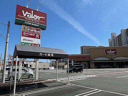 バロー茶が崎周りにマンションも多く、車でもアクセスしやすい大型スーパー。敷地内には複数の店舗、大型駐車場も有り日常のお買い物に便利です。営業時間 AM10:00~PM9:00(日曜は 520m