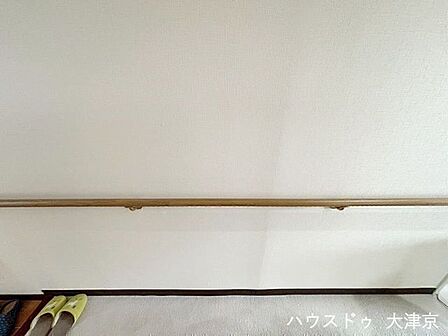 玄関まわりに手すりを設置し、年齢問わず安全に使える住まいを実現しています。