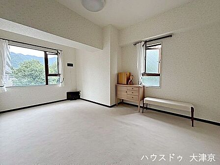 大きな窓が魅力の心地よい洋室。自然光がやさしく広がる暮らしやすい一部屋。