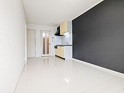 JR両毛線 伊勢崎駅 バス40分 西部モール下車 徒歩10分の賃貸アパート 1階1LDKのリビング/ダイニング