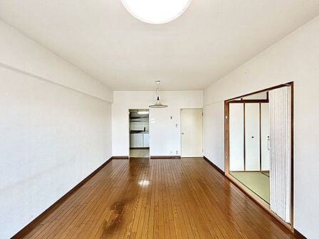 【リフォーム中】リビングはクロスの張替、マンション用フロアの上張り、建具、照明器具の新品交換を行います。