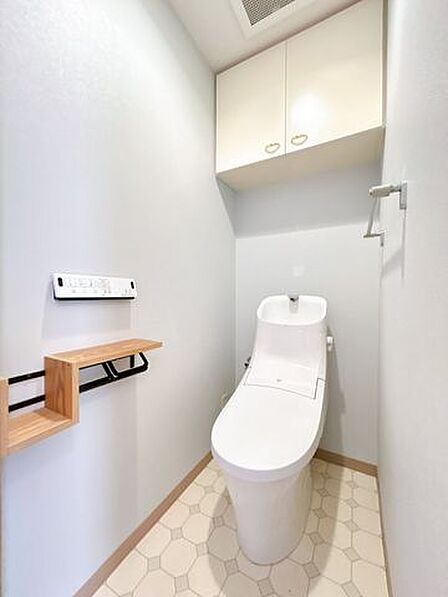 【トイレ】2018年リフォーム済。温水便座、ウォシュレット付きのトイレです。定期的なお掃除で清潔な空間を。