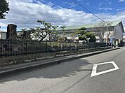 【周辺】神山小学校まで徒歩約14分（約1100m）。毎日の通学にも程よい距離。友達と一緒ならあっという間に学校です。