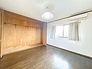 2階北側洋室　こちらのお部屋も大きなクローゼットがあります。収納を新たに設置しなくて済むので、空間を広く使えそうです。