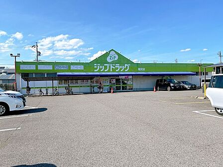 【周辺】ココカラファインジップドラッグ稲沢店様まで徒歩約8分(約550m)。薬局が近くにあれば急な発熱時の仮対応もすぐにできるので安心です。