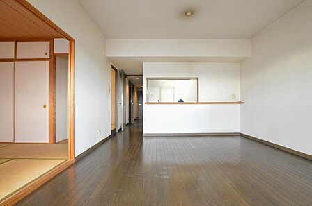 【リビング】南面バルコニーに面しているので日当たり良好!