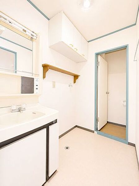 ◇棚付きの洗面台で歯ブラシなどを置く事ができます◇リネン庫ありで収納できます※AI加工画像につき、一部現況と異なります。