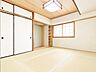 和室：◇押入+天袋ありでたくさん収納ができます◇窓ありで通風良好です！※AI加工画像。現況と異なり、傷・破れ・シミ等があります。