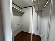 【リフォーム済】2階ウォークインクローゼットです。壁天井のクロス張替えを行い照明器具を交換しました。