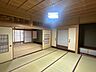 室内：1階10畳の和室です。隣の和室と続き間になっており、合わせて20畳になります。