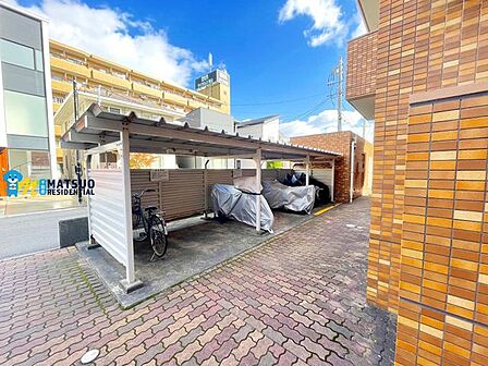 屋根付き駐輪場も完備。平坦な立地なので、自転車での生活も便利です。