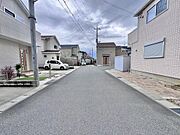 前面道路は交通量少なく安全な環境になっています♪