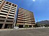 外観：総戸数51戸の大型マンション！徒歩５分圏内にスーパーやドラッグストアなど商業施設が多数あり、利便性の良い物件です！現地いつでもご内覧可能です。ぜひお問合せください！