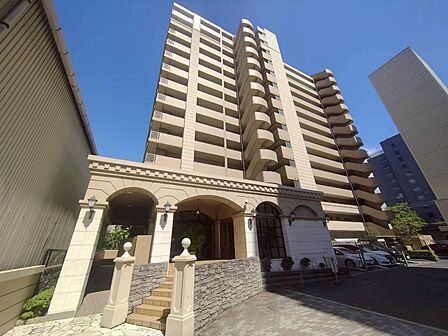 RC造、15階建てのマンションです。