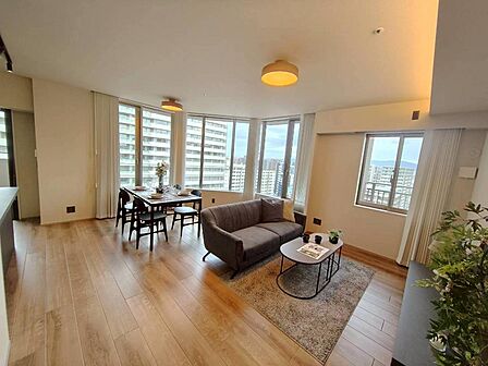 深いブラウンのフローリングが落ち着いた印象を与えるので、過ごしやすい空間です。