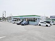 ファミリーマート(700m)