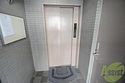 エレベーターホールもオシャレで、綺麗に片づけられています。