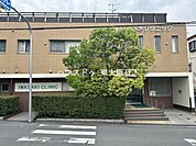いわさきクリニック●営業時間_午前診療9:00〜12:00、予約診療14:00〜16:00、夜診療17:00〜20:00●休診日_日曜/祝日/土曜夜診 1390m