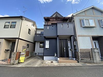 外観：閑静な住宅街に佇む落ち着いた外観の邸宅です。周囲は高い建物が建っておらず開放感に満ちています。