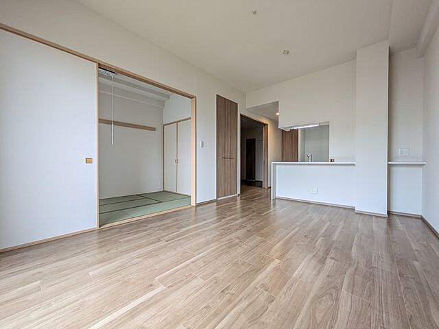 リビング/ダイニング プレサンスロジェ大津瀬田レイクフロント　中古マンション 1階/-