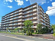 シンプルながらも存在感のあるマンション外観は、住む人を魅了し、日常に特別な時間をもたらします。都会的なデザインが魅力で、住む人に誇りを与える空間です。