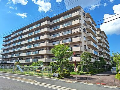 外観:シンプルながらも存在感のあるマンション外観は、住む人を魅了し、日常に特別な時間をもたらします。都会的なデザインが魅力で、住む人に誇りを与える空間です。 外観:シンプルながらも存在感のあるマンション外観は、住む人を魅了し、日常に特別な時間をもたらします。都会的なデザインが魅力で、住む人に誇りを与える空間です。
