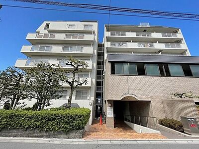 外観：シンプルで洗練されたマンション外観は、住む人のセンスを引き立て、落ち着いた雰囲気を提供します。都会的なデザインが魅力で、住む人に誇りを与える空間です