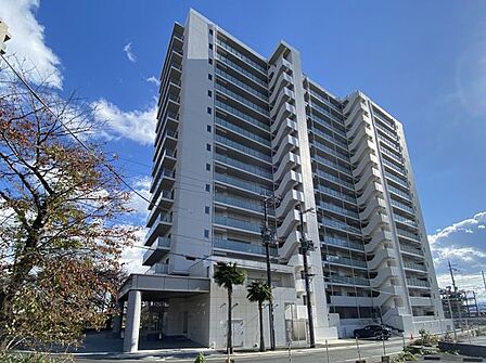 青空に映える白亜の外観が、街のランドマークとしての風格を漂わせます。洗練されたデザインが住まう方の誇りを満たし、都心生活のステータスを象徴するような美しい佇まいとなっています