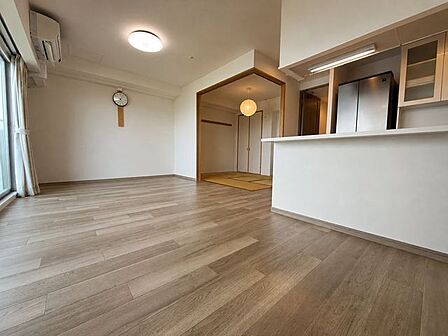 デザイン性と機能性が同居する、陽当たり良好で開放感たっぷりの家族団らんスペース!丁寧に使用されてきたことが伝わる美しい室内は、まさに即入居にふさわしい仕上がり。