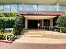 エントランス：重厚感漂うキャノピーが印象的なアプローチは、私邸へと向かう期待感を高めてくれます。ホテルライクな落ち着きと開放感が調和した空間が、大切なゲストを優雅に迎え入れ、住まう方を日常の喧騒から解き放ちます