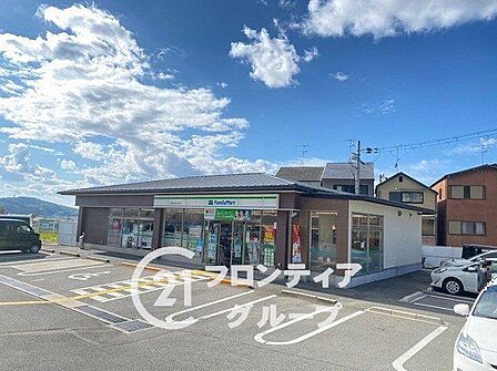 ファミリーマート京都山科大宅店 徒歩2分。 120m