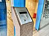 その他：天井にすっきりと配置された照明が広い空間を明るく包み込んでいます。開放感に満ちた心地よい共用スペースでゆったりとくつろげますね